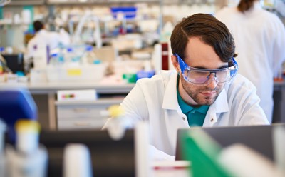 实验室工作人员在工作岗位上。