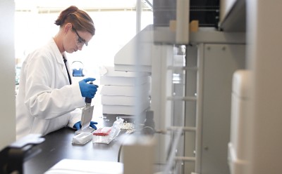 紫色手套和移液器