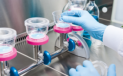 用于水质检测的实验室装置，具体采用在生物安全柜或层流罩下运行的膜过滤系统。