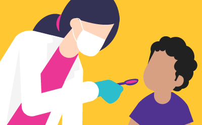 一名医生拿着一勺液体放在一名儿童面前。