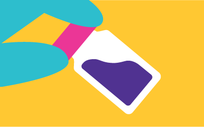 用指尖握住装满液体的玻璃瓶