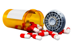 药瓶侧放，红色和白色药片从中溢出。药瓶无盖，而是有一个敞开的保险库门。