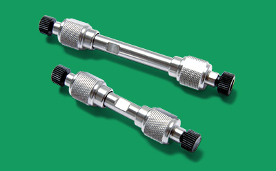 两根色谱柱，具体为HPLC（高效液相色谱）或UHPLC（超高效液相色谱）色谱柱。