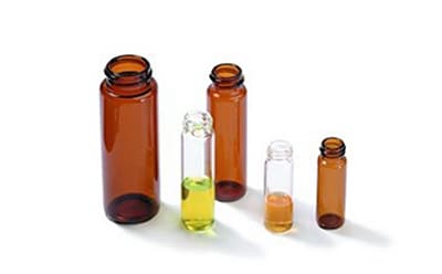 图片展示了五个玻璃瓶，三个琥珀色，两个透明，内装淡黄色液体，大小不一，均无瓶盖，背景为白色。