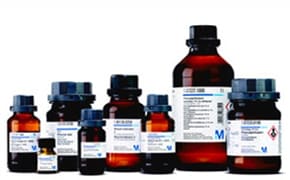 图片展示了一系列琥珀色玻璃瓶，白色标签，黑色盖子，可能装有化学品或药品，背景为白色。