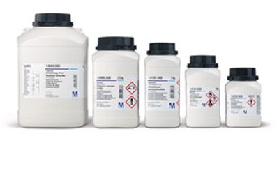 图片展示了五个带黑色盖子的白色化学容器，每个容器上都贴有标签和危险符号，容器的大小依次递增，背景则是刺眼的白色。