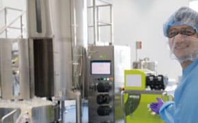 画面描绘的是一个人在实验室里与先进设备和机器打交道的情景。