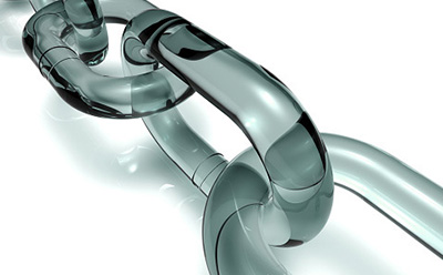 塑料链条的图片，该链条由被称为热固性的特种聚合物制成，用于高强度结构应用。