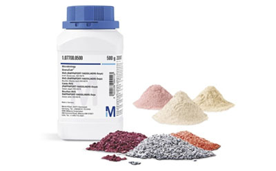 装有成堆微生物培养基的瓶子