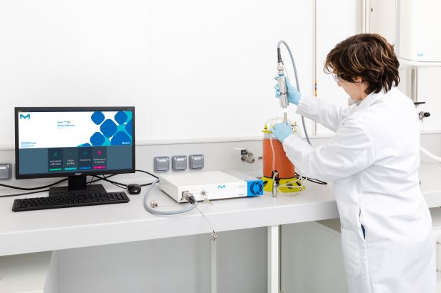 The ProCellics™ Raman Analyzer probe is immersed into the bioreactor. The instrument is controlled by Bio4C® PAT Raman Software.