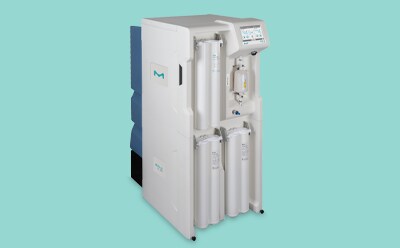 Milli-Q® CLX 7 系列净水系统，白色外观，多个圆柱形滤芯，右上方有一个数字显示面板，背景为浅绿色