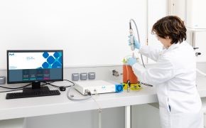 在 3 L 生物反应器中安装在线拉曼探针。该探针通过电缆连接到 ProCellics™ 拉曼分析仪上，而 ProCellics™ 拉曼分析仪则连接到计算机上，计算机上运行的 Bio4C® PAT 拉曼软件可分析探针收集到的数据。