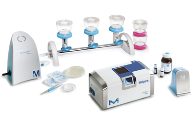 一个实验室装置展示了密理博公司的EZ-Stream泵和EZ-Flow系统，透明过滤杯通过金属管相连，各类装有液体的试剂瓶及其他配件整齐地排列在白色背景上。