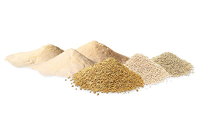 各种粉末与颗粒的组合，包含细腻如白面粉的物质及较粗的颗粒，呈丘状堆叠于白色背景之上。