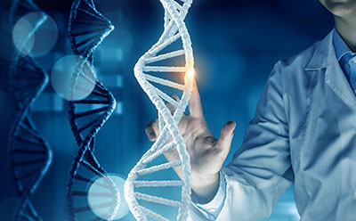 一位身着白大褂的科学家触摸着三维渲染的DNA双螺旋结构上发光的点，象征着基因研究或生物技术。背景中可见多条DNA链，采用蓝色高科技数字界面主题。