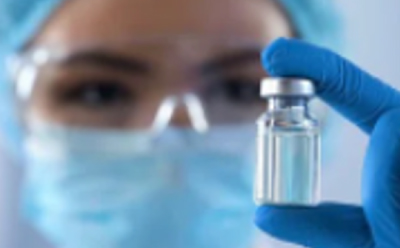 一名女性生产工程师正手拿新药安瓿。