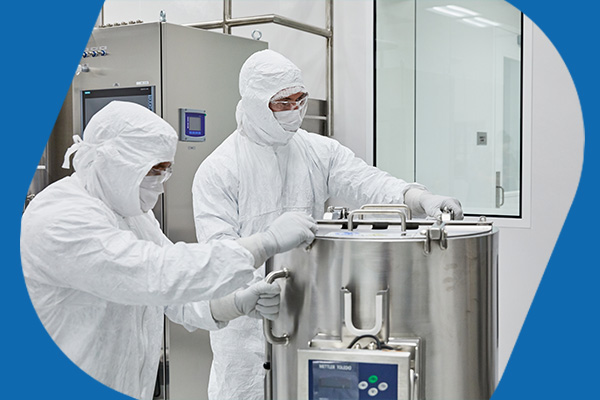 在实验室从事基因治疗研究的科学家