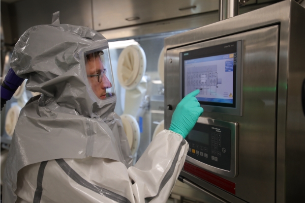 操作人员在手套箱内处理并溶解HPAPI