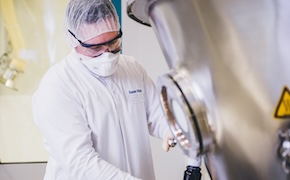 生产车间里全副武装的科学家