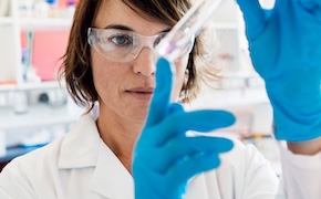 科学家在实验室仔细观察手中的试管