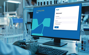 电脑屏幕特写，显示"Catalent"登录界面，包含用户名和密码输入框。画面可见操作者双手在键盘上敲击，背景中陈列着实验室设备。