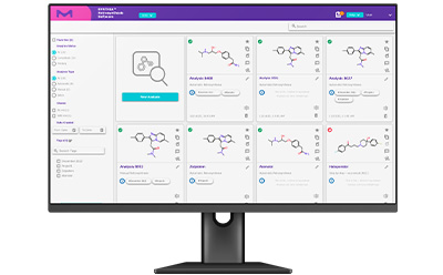 计算机显示器显示 SYNTHIA™ Retrosynthesis 软件的用户界面，其中包含用于化学合成分析的多种途径。