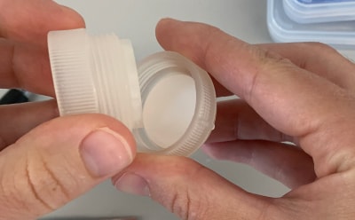 Swinnex<sup>®</sup> Gasket Assembly Photograph of a person’s hands fastening the gasket.