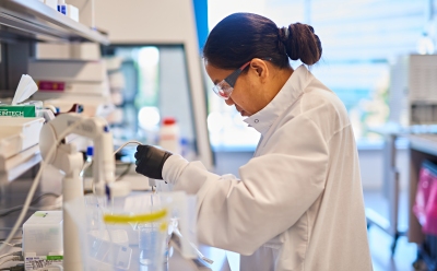 实验室工作人员在工作站进行移液操作。