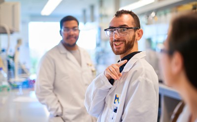 实验室工作人员交谈。