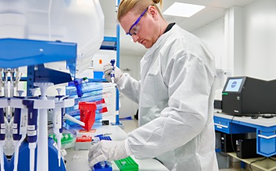 样品管正被装入PCR热循环仪