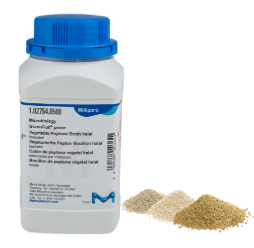 一瓶蓝色瓶盖的 GranuCult® Prime 蔬菜蛋白胨肉汤，旁边是三堆不同颜色和质地的琼脂粉末，用于微生物应用。