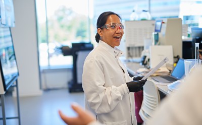 实验室工作人员与同事交谈。