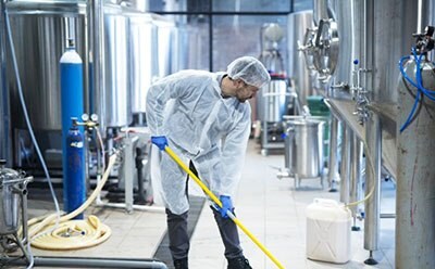 为满足卫生和消毒升级要求,屠宰人员正在消毒车间 为满足卫生和消毒升级要求,屠宰人员正在消毒车间