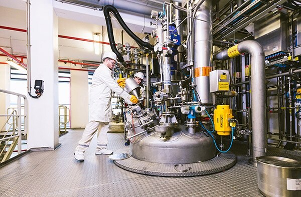 在生产设施中对生产材料和散装化学品进行质量控制和测试的科学家